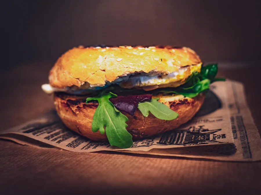 Un sandwich servi sur sa planche