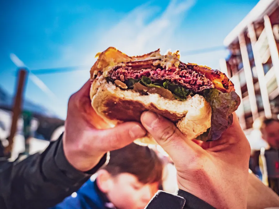 Dégustation d’un burger en terrasse