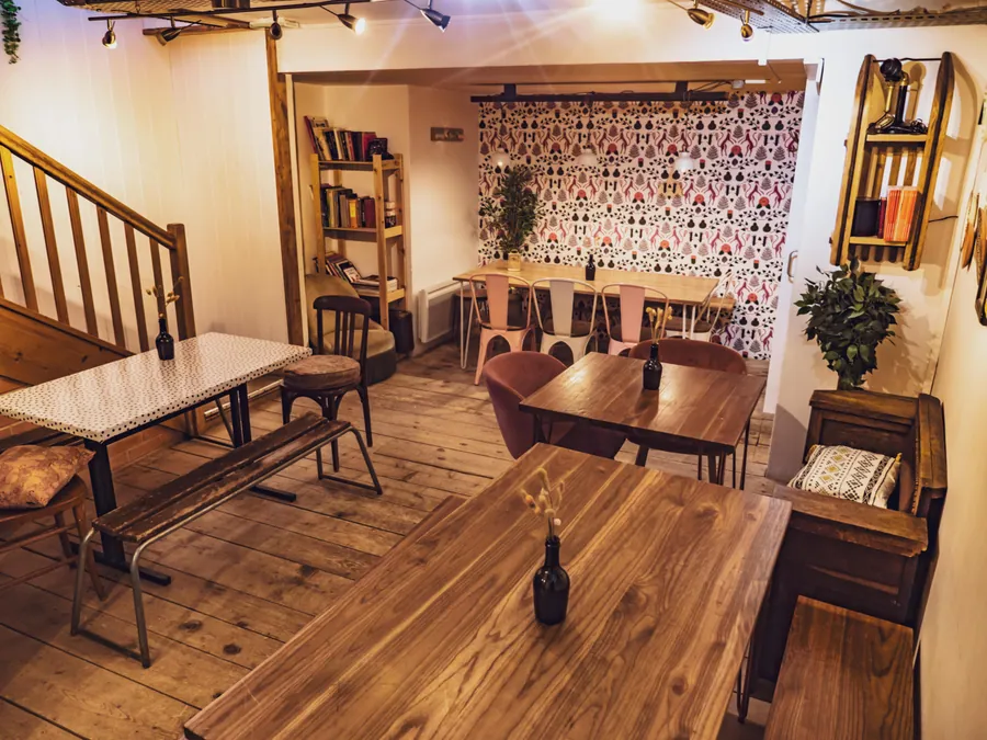 La salle et ses grandes tables en bois