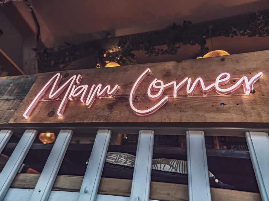Le néon Miam Corner dans la salle
