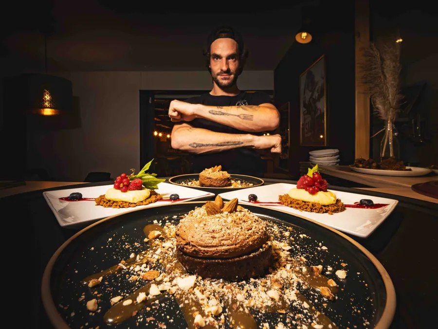 Portrait du chef dans sa cuisine à Otra Cosa, Soustons plage