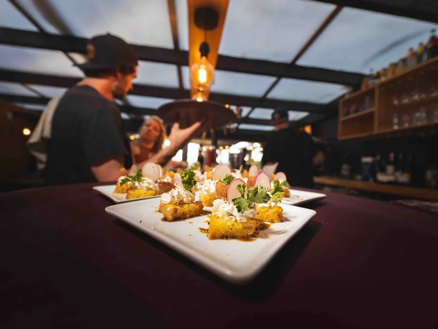 Le chef dresse les plats à Otra Cosa, Soustons plage