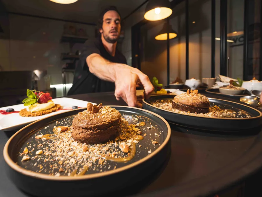 Les gestes du chef pendant le service à Otra Cosa, Soustons plage