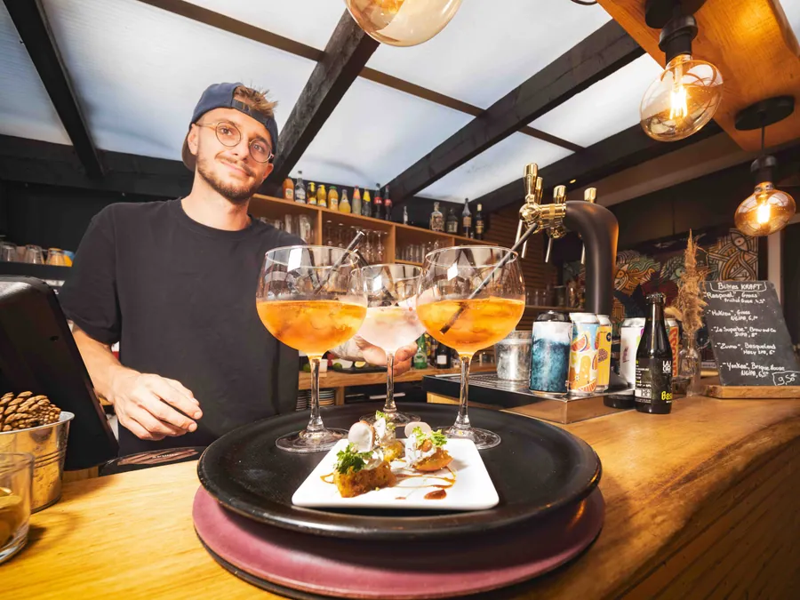 Un plateau de boissons et de plats en terrasse à Otra Cosa, Soustons plage