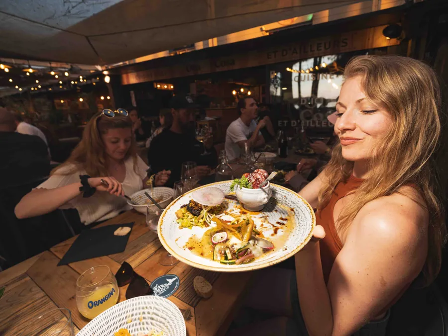Une assiette servie parmi les clients à Otra Cosa, Soustons plage