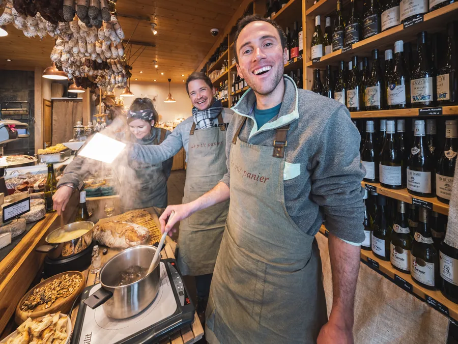 La préparation de la fondue au Petit Panier à Arc 1800