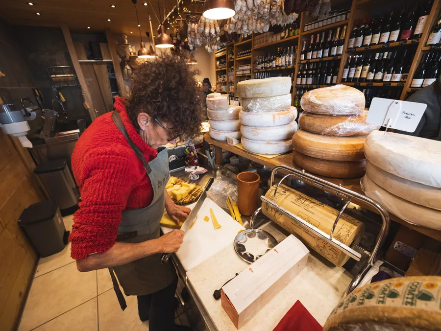 Le fromage préparé derrière le comptoir