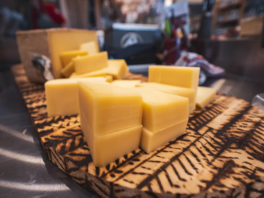Les morceaux de fromage avant la préparation de la fondue