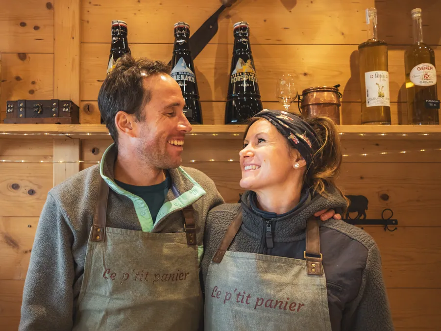 Un moment de complicité derrière le comptoir
