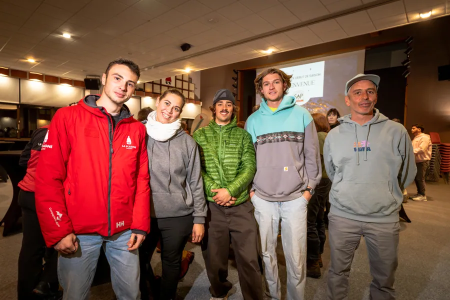Des membres des équipes à leur arrivée à la soirée d’ouverture de saison de la SAP à La Plagne