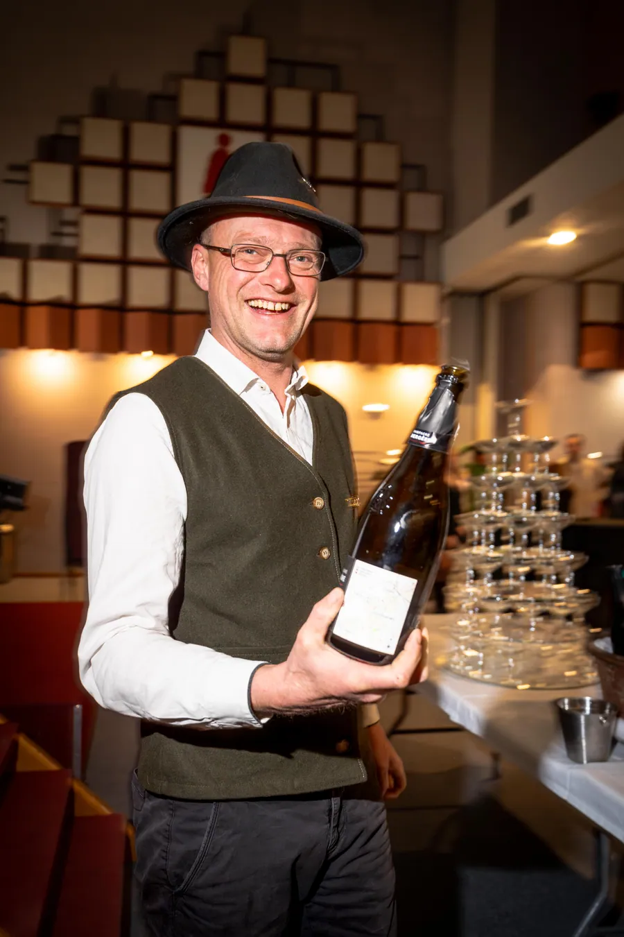 Un membre du service devant le buffet à la soirée d’ouverture de saison de la SAP à La Plagne