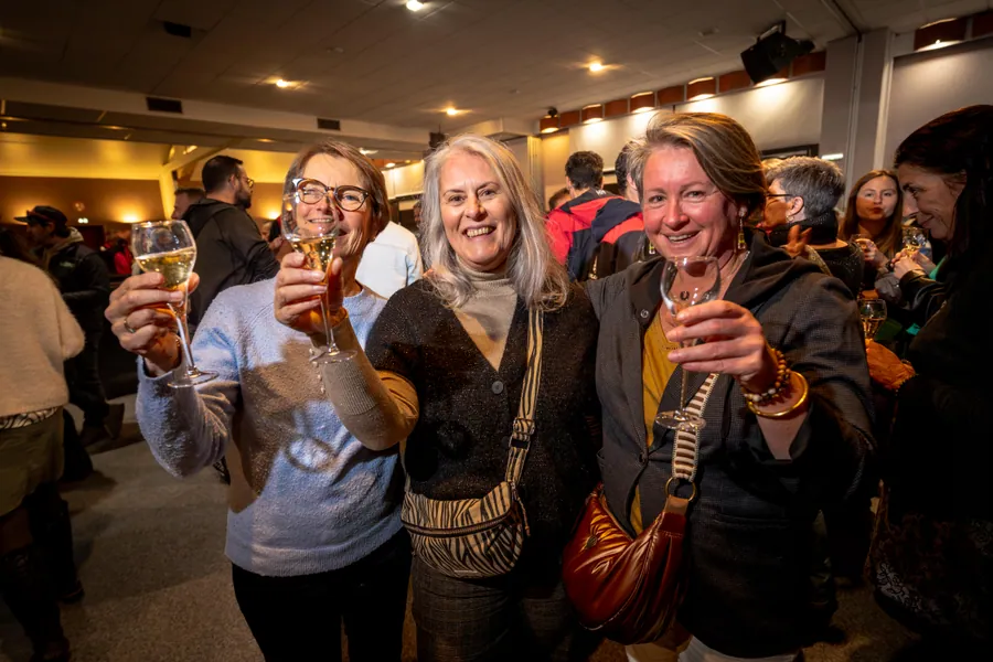 Des participantes lèvent leur verre à la soirée d’ouverture de saison de la SAP à La Plagne