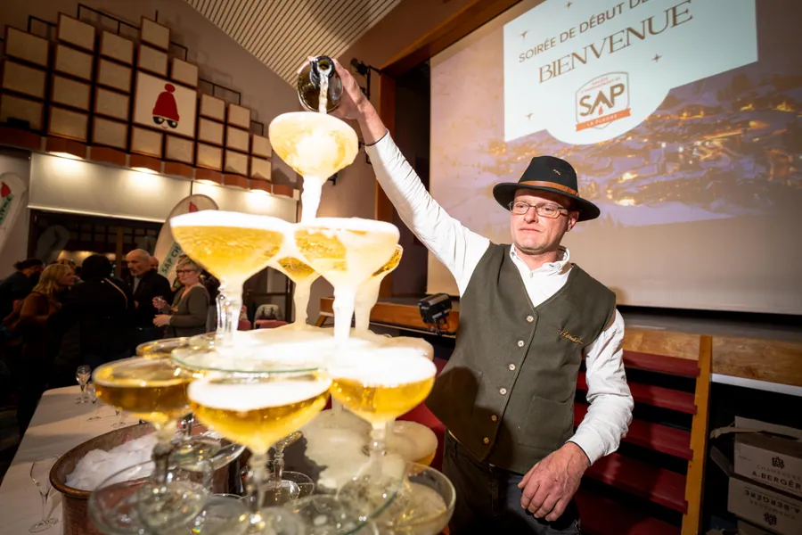 La pyramide de verres au buffet à la soirée d’ouverture de saison de la SAP à La Plagne