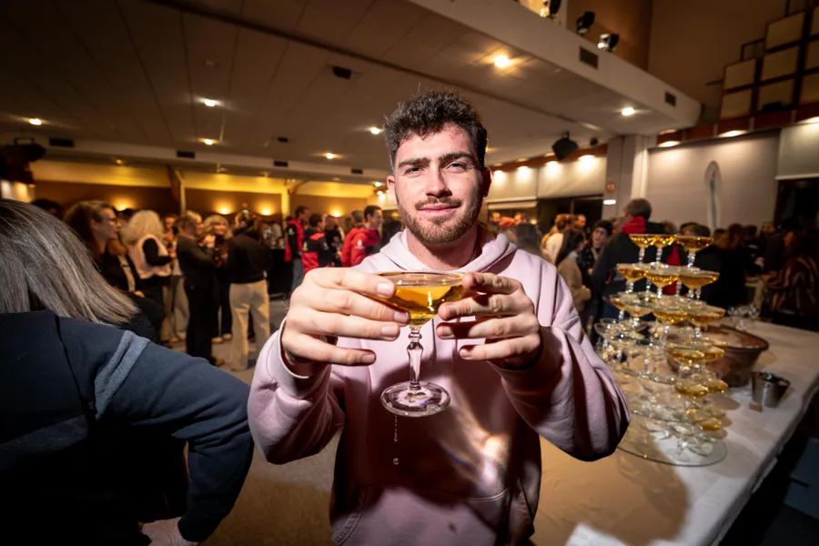 Un participant près du buffet à la soirée d’ouverture de saison de la SAP à La Plagne