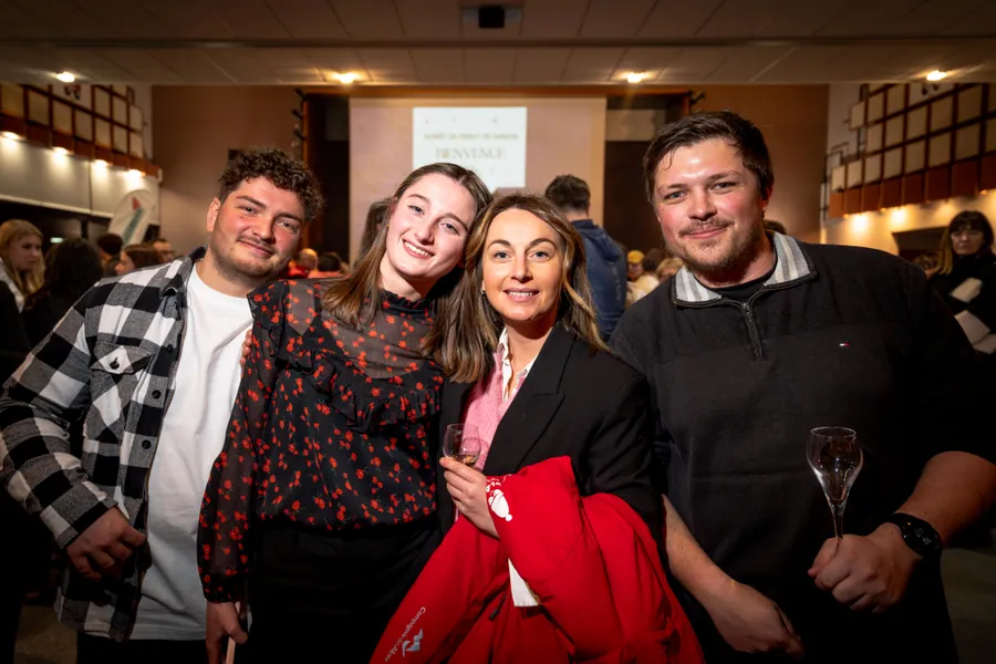 Un groupe réuni pendant l’apéritif à la soirée d’ouverture de saison de la SAP à La Plagne