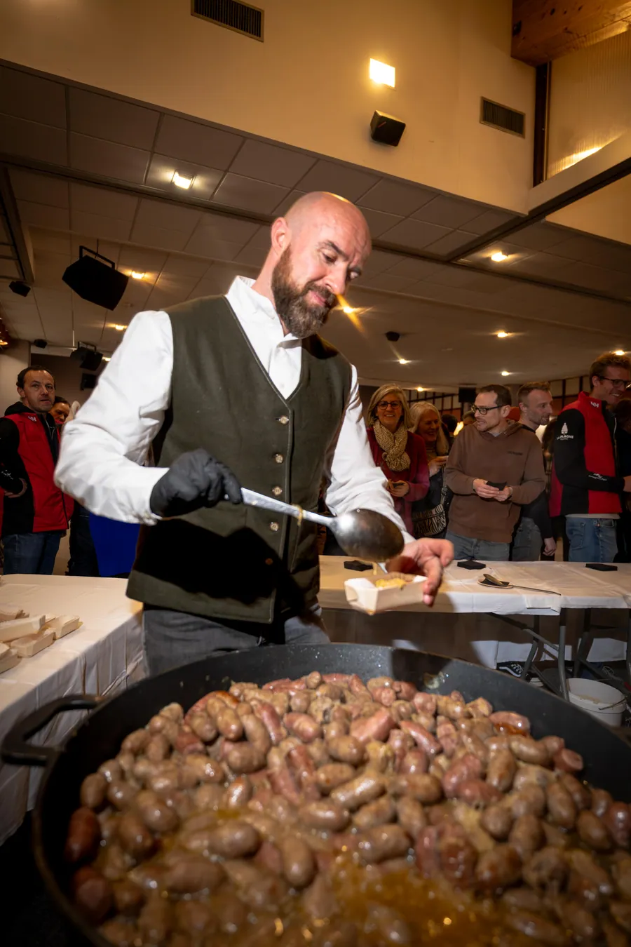 La préparation du repas devant les invités à la soirée d’ouverture de saison de la SAP à La Plagne