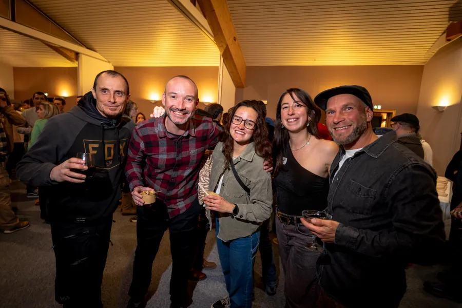 Un portrait de groupe pendant la soirée à la soirée d’ouverture de saison de la SAP à La Plagne