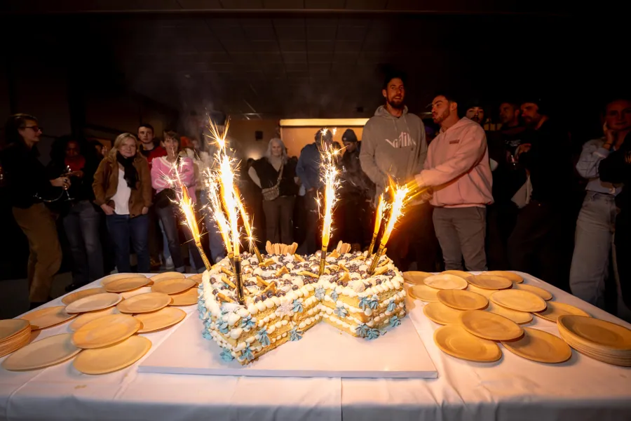 Un gâteau illuminé devant les équipes à la soirée d’ouverture de saison de la SAP à La Plagne