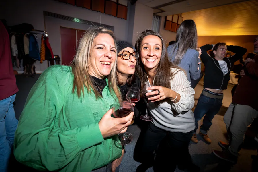 Trois participantes pendant la fête à la soirée d’ouverture de saison de la SAP à La Plagne