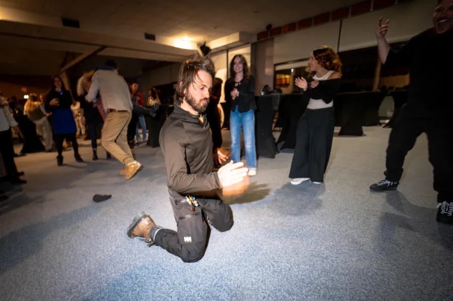 Un participant sur la piste de danse à la soirée d’ouverture de saison de la SAP à La Plagne