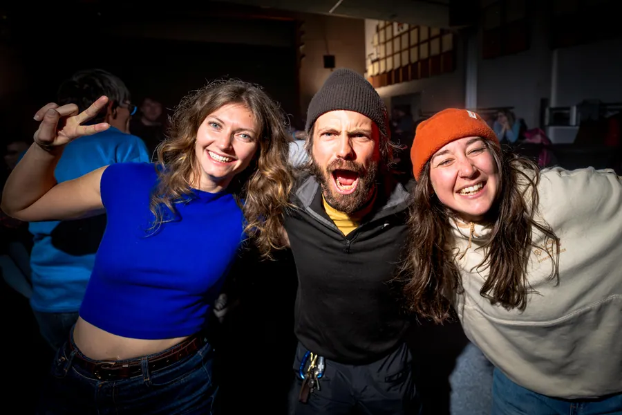 Un groupe réuni sur la piste de danse à la soirée d’ouverture de saison de la SAP à La Plagne