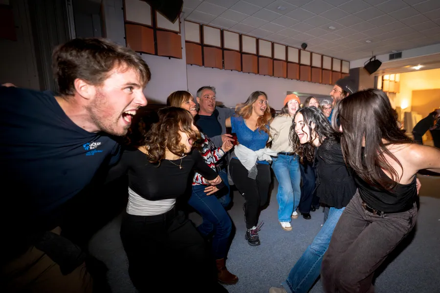 La fête au milieu des participants à la soirée d’ouverture de saison de la SAP à La Plagne