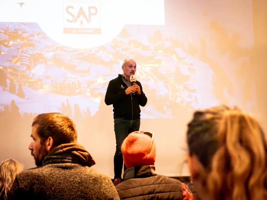 La scène et son public à la soirée d’ouverture de saison de la SAP à La Plagne
