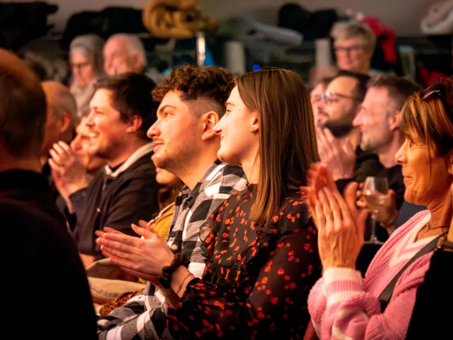 Les spectateurs applaudissent à la soirée d’ouverture de saison de la SAP à La Plagne