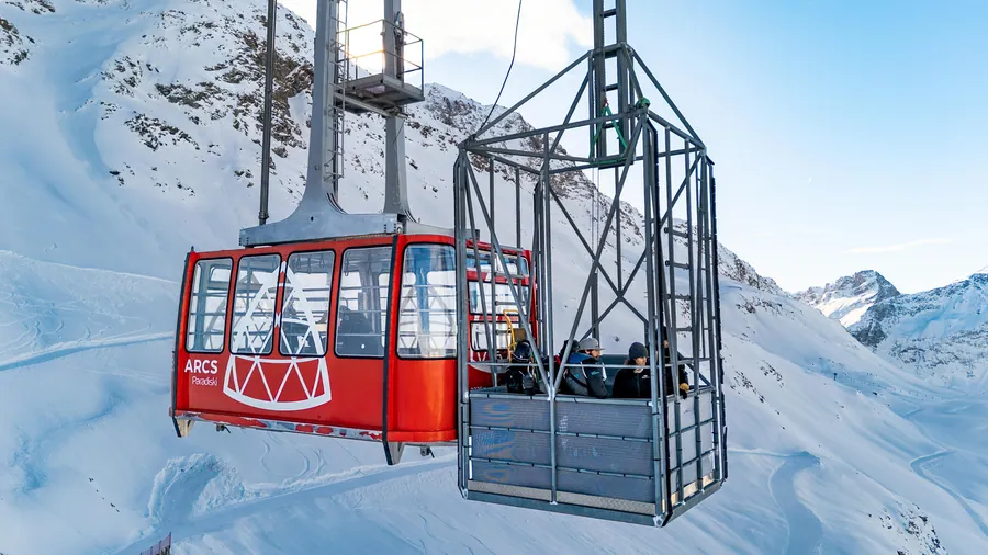 La cabine rouge et la nacelle de sécurité face aux sommets enneigés