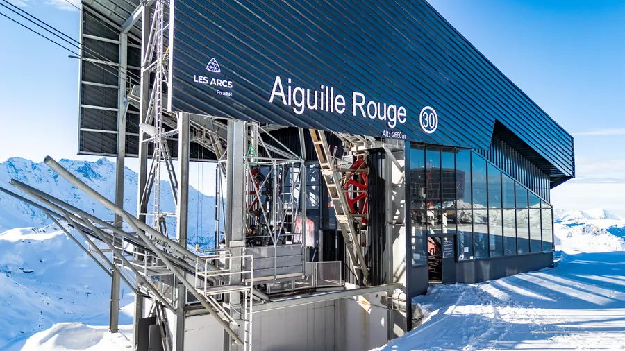 La gare du téléphérique de l’Aiguille Rouge dans la neige