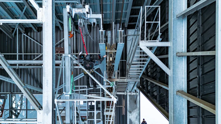La structure et la nacelle à l’entrée de la gare