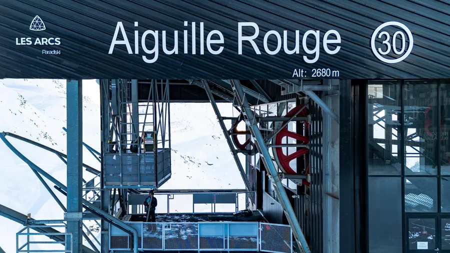 L’enseigne Aiguille Rouge au-dessus des installations