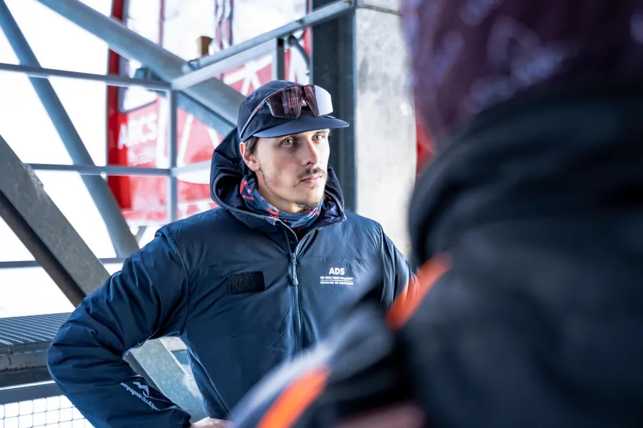 Un membre de l’équipe écoute le briefing près de la cabine