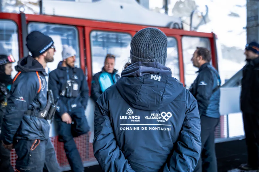 L’équipe Les Arcs Paradiski réunie devant la cabine
