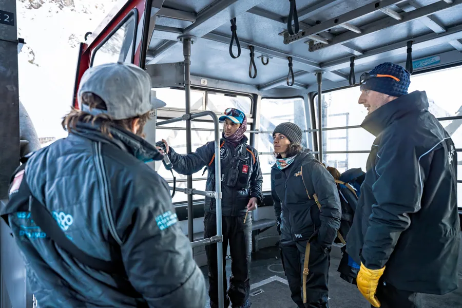 Discussion dans la cabine avant l’exercice