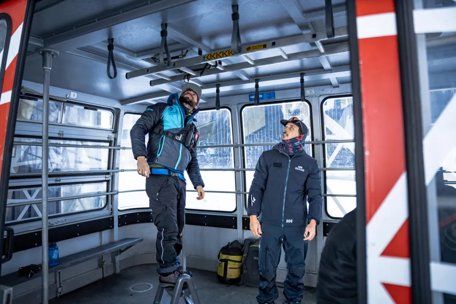 Deux membres de l’équipe préparent la sortie de la cabine