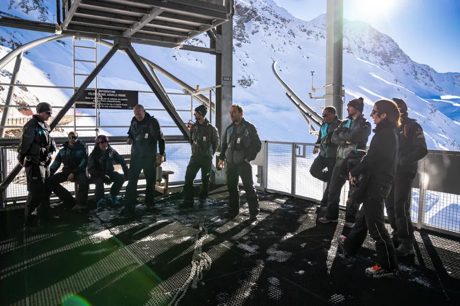 Le groupe réuni sur la plateforme face à la montagne