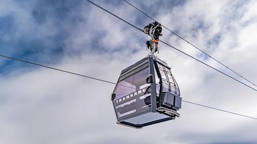 Contre-plongée sur une cabine et l’exercice de sécurité