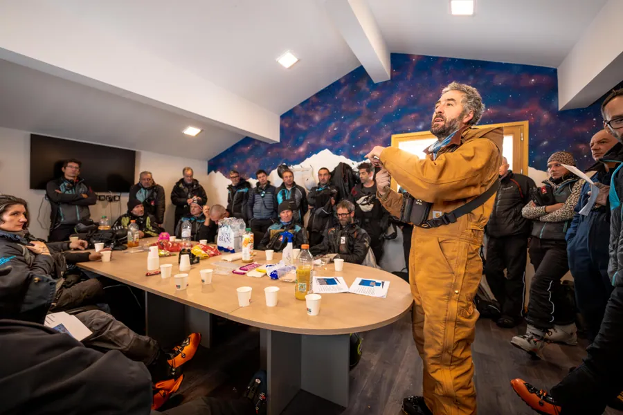 Briefing des équipes autour de la table avant l’exercice