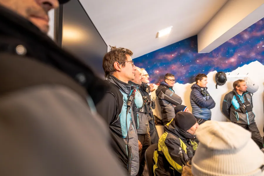 Les participants attentifs pendant le briefing