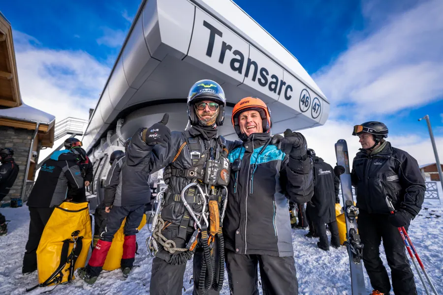 Deux membres de l’équipe devant la gare du Transarc