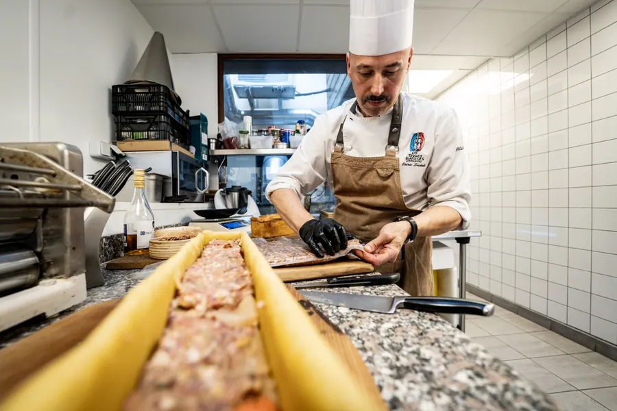 Préparation d’un pâté en croûte en cuisine