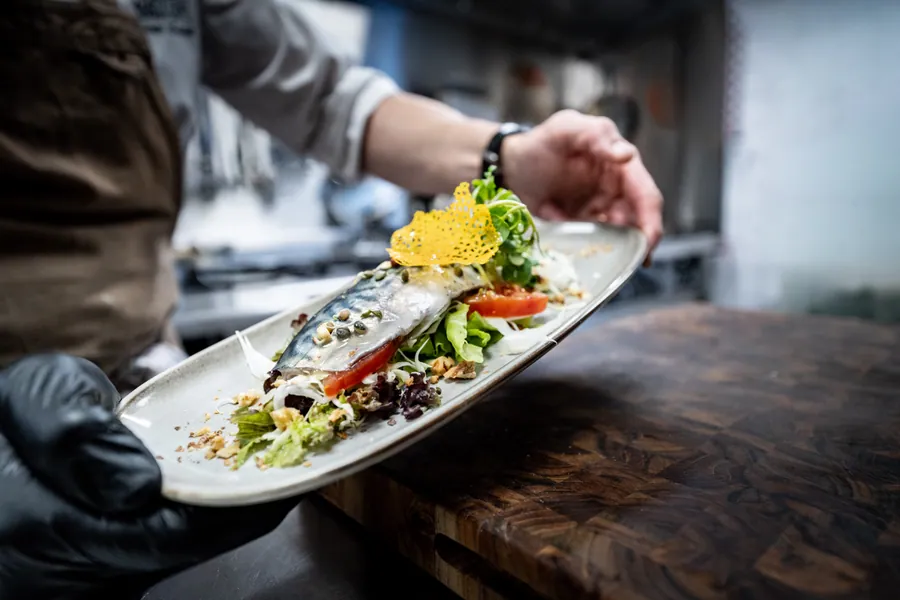 Une assiette de poisson dressée au restaurant