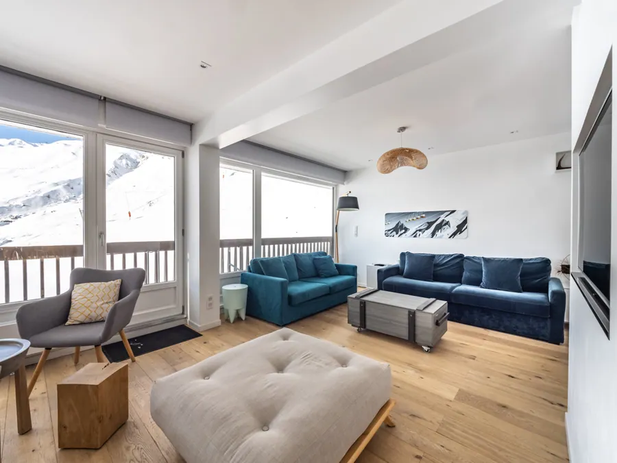 Salon contemporain ouvert sur les montagnes à Tignes