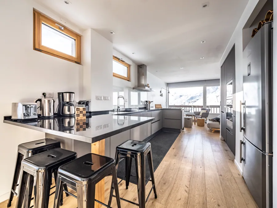 Cuisine ouverte et coin repas dans un appartement lumineux