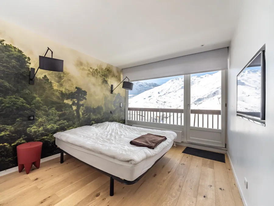 Chambre avec décor panoramique et accès au balcon