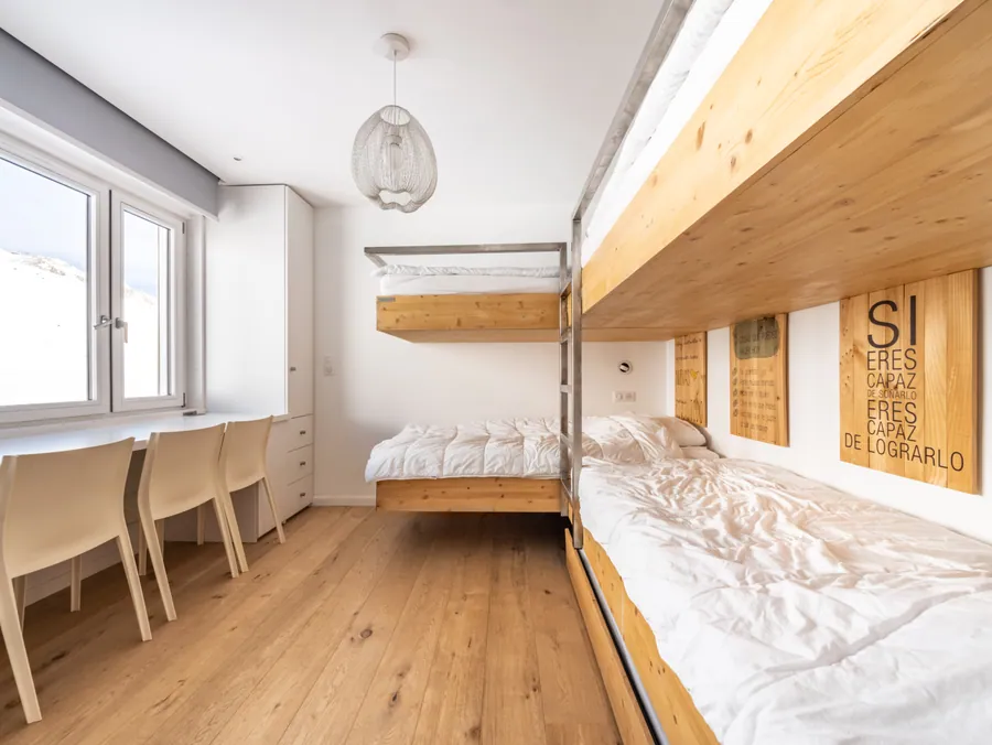 Chambre familiale avec lits intégrés en bois