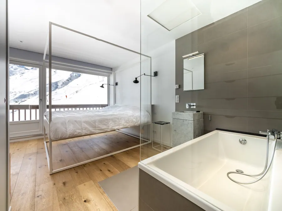 Salle de bain claire avec baignoire et paroi vitrée