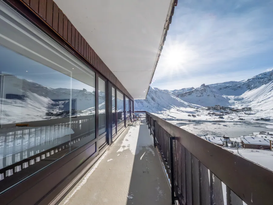 Balcon filant face aux montagnes enneigées
