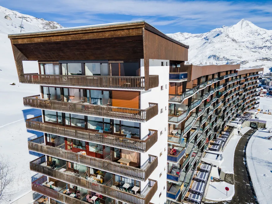 Vue aérienne d’une résidence au cœur de Tignes en hiver